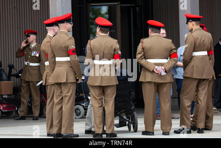 AIREWAS, England. 01. JUNI 2019: Mitglieder und Veteranen der Royal Military Police Parade an der National Arboretum, an der Royal Military Police jährliche Wartung der Erinnerung in Airewas, England. Stockfoto