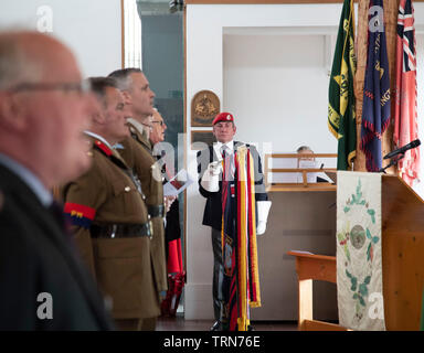 AIREWAS, England. 01. JUNI 2019: Mitglieder und Veteranen der Royal Military Police Parade an der National Arboretum, an der Royal Military Police jährliche Wartung der Erinnerung in Airewas, England. Stockfoto