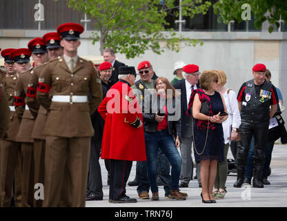 AIREWAS, England. 01. JUNI 2019: Mitglieder und Veteranen der Royal Military Police Parade an der National Arboretum, an der Royal Military Police jährliche Wartung der Erinnerung in Airewas, England. Stockfoto