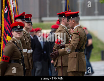 AIREWAS, England. 01. JUNI 2019: Mitglieder und Veteranen der Royal Military Police Parade an der National Arboretum, an der Royal Military Police jährliche Wartung der Erinnerung in Airewas, England. Stockfoto