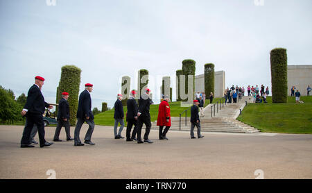 AIREWAS, England. 01. JUNI 2019: Mitglieder und Veteranen der Royal Military Police Parade an der National Arboretum, an der Royal Military Police jährliche Wartung der Erinnerung in Airewas, England. Stockfoto