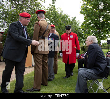 AIREWAS, England. 01. JUNI 2019: Mitglieder und Veteranen der Royal Military Police Parade an der National Arboretum, an der Royal Military Police jährliche Wartung der Erinnerung in Airewas, England. Stockfoto