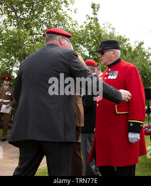 AIREWAS, England. 01. JUNI 2019: Mitglieder und Veteranen der Royal Military Police Parade an der National Arboretum, an der Royal Military Police jährliche Wartung der Erinnerung in Airewas, England. Stockfoto