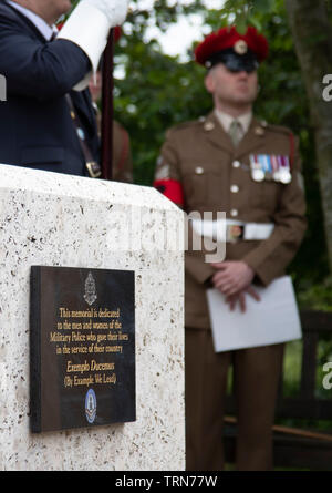 AIREWAS, England. 01. JUNI 2019: Mitglieder und Veteranen der Royal Military Police Parade an der National Arboretum, an der Royal Military Police jährliche Wartung der Erinnerung in Airewas, England. Stockfoto