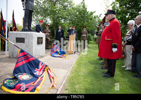 AIREWAS, England. 01. JUNI 2019: Mitglieder und Veteranen der Royal Military Police Parade an der National Arboretum, an der Royal Military Police jährliche Wartung der Erinnerung in Airewas, England. Stockfoto