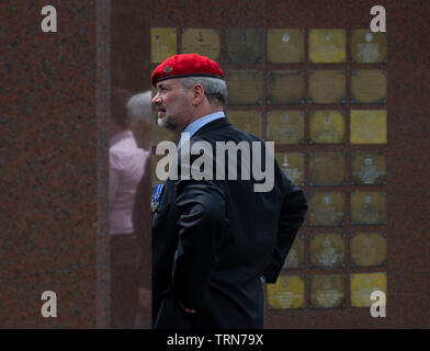 AIREWAS, England. 01. JUNI 2019: Mitglieder und Veteranen der Royal Military Police Parade an der National Arboretum, an der Royal Military Police jährliche Wartung der Erinnerung in Airewas, England. Stockfoto