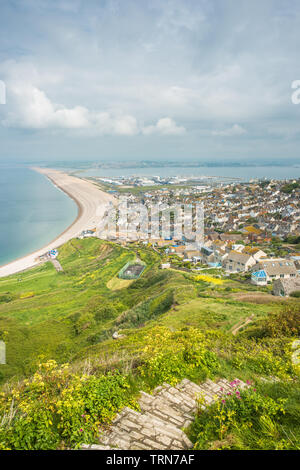 Erhöhte Ansichten aus Portland Höhen auf der Isle of Portland von Chesil Beach und der viilage der Fortuneswell, Dorset, England, Grossbritannien, Europa Stockfoto