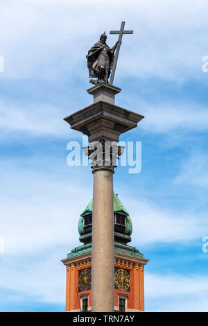 König Sigismund III Vasa Statue auf der Oberseite der korinthischen Säule und bei der königlichen Burg Turm im Hintergrund, Wahrzeichen der Stadt Warschau in Polen. Stockfoto
