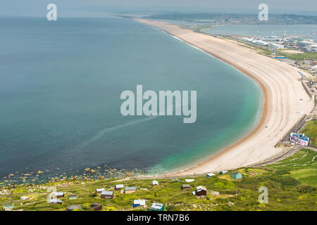 Erhöhte Ansichten aus Portland Höhen auf der Isle of Portland von Chesil Beach mit Strandhütten, Dorset, England, Grossbritannien, Europa Stockfoto