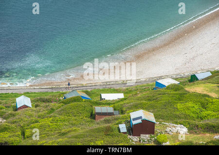 Erhöhte Ansichten aus Portland Höhen auf der Isle of Portland von Chesil Beach mit Strandhütten, Dorset, England, Grossbritannien, Europa Stockfoto
