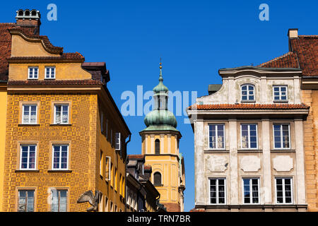 Stadt Warschau in Polen, historische Häuser und den Turm von St. Martin Kirche mitten in der Altstadt Stockfoto