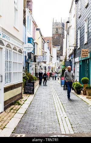 Geschäfte und Cafe auf Foss Street im Stadtzentrum, Dartmouth, South Hams, Devon, England, UK, Dartmouth Stadt Devon UK, Dartmouth Stadt Geschäfte, Dartmouth Stockfoto