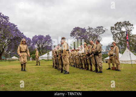 Talana Museum, Dundee, Südafrika, 20. Oktober, 2018. Mitglieder der Dundee Diehards sammeln für die jährliche Re-enactment der 20. Oktober 1899 Schlacht von talana Hill. Es war die erste große Auseinandersetzung zwischen Briten und Buren Kräfte im Zweiten Burenkrieg. Die Briten erlitten schwere Verluste, einschließlich ihrer allgemeinen, Sir William Penn Symons, sondern gewann den Tag. Bild: Jonathan Oberholster/Alamy Stockfoto