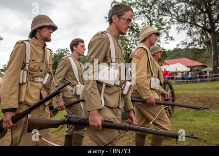 Talana Museum, Dundee, Südafrika, 20. Oktober, 2018. Mitglieder der Dundee Diehards sammeln für die jährliche Re-enactment der 20. Oktober 1899 Schlacht von talana Hill. Es war die erste große Auseinandersetzung zwischen Briten und Buren Kräfte im Zweiten Burenkrieg. Die Briten erlitten schwere Verluste, einschließlich ihrer allgemeinen, Sir William Penn Symons, sondern gewann den Tag. Bild: Jonathan Oberholster/Alamy Stockfoto