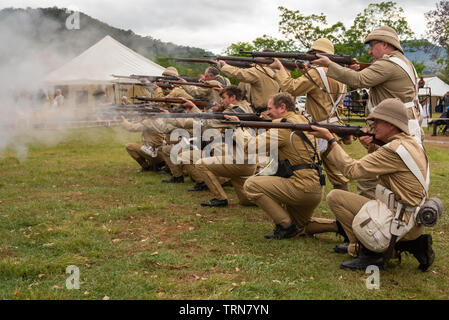 Talana Museum, Dundee, Südafrika, 20. Oktober, 2018. Mitglieder der Dundee Diehards sammeln für die jährliche Re-enactment der 20. Oktober 1899 Schlacht von talana Hill. Es war die erste große Auseinandersetzung zwischen Briten und Buren Kräfte im Zweiten Burenkrieg. Die Briten erlitten schwere Verluste, einschließlich ihrer allgemeinen, Sir William Penn Symons, sondern gewann den Tag. Bild: Jonathan Oberholster/Alamy Stockfoto