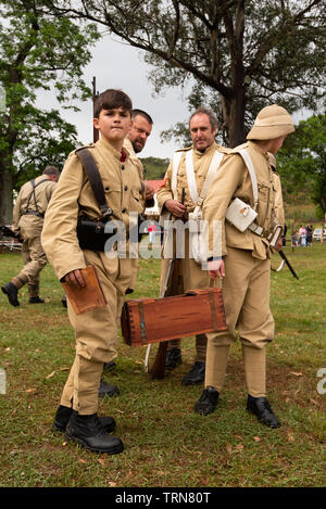 Talana Museum, Dundee, Südafrika, 20. Oktober, 2018. Mitglieder der Dundee Diehards sammeln für die jährliche Re-enactment der 20. Oktober 1899 Schlacht von talana Hill. Es war die erste große Auseinandersetzung zwischen Briten und Buren Kräfte im Zweiten Burenkrieg. Die Briten erlitten schwere Verluste, einschließlich ihrer allgemeinen, Sir William Penn Symons, sondern gewann den Tag. Bild: Jonathan Oberholster/Alamy Stockfoto