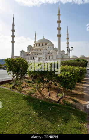 Grand Sheikh Zayed Moschee, Fujairah, Vereinigte Arabische Emirate, 4. Juni 2019. Blick auf die Moschee in der Tag Stockfoto