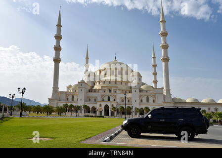 Grand Sheikh Zayed Moschee, Fujairah, Vereinigte Arabische Emirate, 4. Juni 2019. Schwarz Mitsubishi Pajero und den Blick auf die Moschee in der Tag Stockfoto