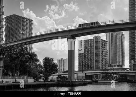 Miami, FL, Vereinigte Staaten - 20 April, 2019 - Downtown Miami Stadtbild mit der beliebten Metromover, die Brücke über den Fluss, in Miami, Florida, USA Stockfoto