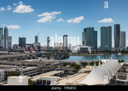 Miami, FL, Vereinigte Staaten von Amerika - 20. April 2019: Downtown Skyline von Miami aus Dodge Island an der Biscayne Bay in Miami, Florida, USA gesehen. Cruis Stockfoto
