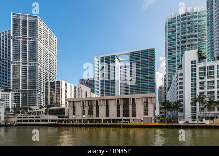 Miami, FL, USA - 20. April 2019: Blick auf die Innenstadt von Finanz- und Wohngebäuden und Brickell Key an einem Frühlingstag mit blauer Himmel und grünes Wasser Stockfoto