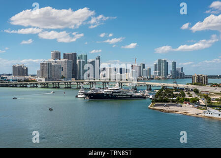 Miami, FL, Vereinigte Staaten - 20 April, 2019: Miami Skyline von Dodge Island an der Biscayne Bay gesehen. Lange Verkehr Brücke und Luxus Yacht in der Fo Stockfoto