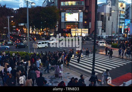 Tokyo, Japan - 23. November 2018: Die überfüllten Straßen in Harajuku bei rush hour Stockfoto