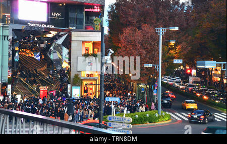Tokyo, Japan - 23. November 2018: Die überfüllten Straßen in Harajuku bei rush hour Stockfoto