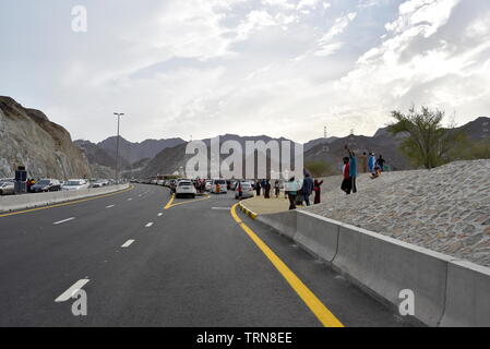 Al Rafisah Dam, Khorfakan, Sharjah Vereinigten Arabischen Emiraten, 4. Juni 2019, die Leute, die der Damm in der Eid al Fitr Feiertage Stockfoto