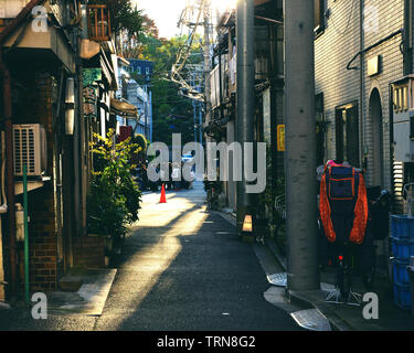 Tokyo, Japan - 23 November, 2018: Gruppe Japenese in einer ruhigen Seitenstraßen in Ueno, Tokio Stockfoto