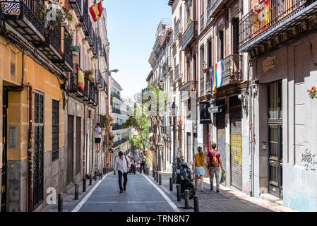 Madrid, Spanien - 9. Juni 2019: Stadtbild von malasana Viertel in Madrid. Malasana ist eines der angesagtesten Viertel der Stadt Stockfoto