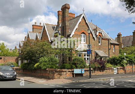 Wimbledon Village, London, UK. Freistehende Victorian Lodge an der Ecke Church Road und Belvedere entfernt. Stockfoto