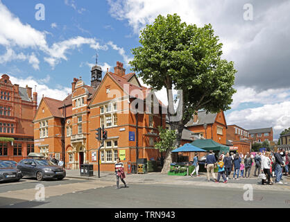 Wimbledon, London, UK. Wimbledon Bibliothek; viktorianisches Gebäude an der Ecke der Wimbledon Hill Road (links) und St. Mark Platz (rechts). Stockfoto