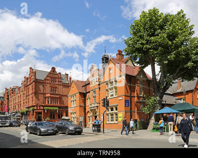 Wimbledon, London, UK. Wimbledon Bibliothek; an der Ecke von Wimbledon Hill Rd und St. Marks Platz. Zeigt All Bar One (Bank Gebäude umgewandelt) Darüber hinaus. Stockfoto