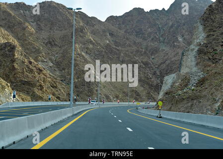 Neue Korfakan - Dubai, Sharjah, Ras Al Khaimah, Fujairah, Vereinigte Arabische Emirate, 4. Juni 2019. Enthalten viele Tunnel in den Bergen Stockfoto