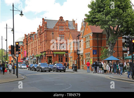 Wimbledon, London, UK. Wimbledon Bibliothek; an der Ecke von Wimbledon Hill Rd und St. Marks Platz. Zeigt All Bar One (Bank Gebäude umgewandelt) Darüber hinaus. Stockfoto