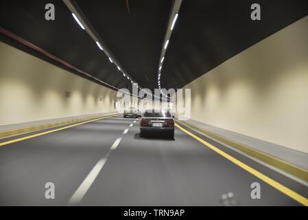 Neue Korfakan - Dubai, Sharjah, Ras Al Khaimah, Fujairah, Vereinigte Arabische Emirate, 4. Juni 2019. Enthalten viele Tunnel in den Bergen Stockfoto