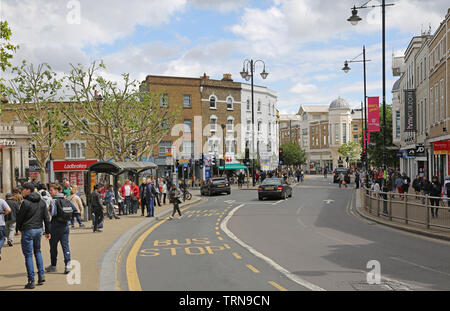 Wimbledon Town Center, im Südwesten von London überfüllt mit Käufern auf einer belebten, Sommer Samstag. Blick nach Osten entlang Wimbledon Broadway. Stockfoto