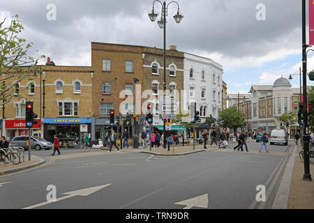 Wimbledon Town Center, im Südwesten von London überfüllt mit Käufern auf einer belebten, Sommer Samstag. Blick nach Osten entlang Wimbledon Broadway. Stockfoto