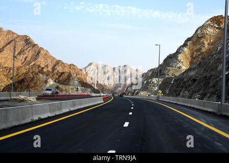 Neue Korfakan - Dubai, Sharjah, Ras Al Khaimah, Fujairah, Vereinigte Arabische Emirate, 4. Juni 2019. Enthalten viele Tunnel in den Bergen Stockfoto