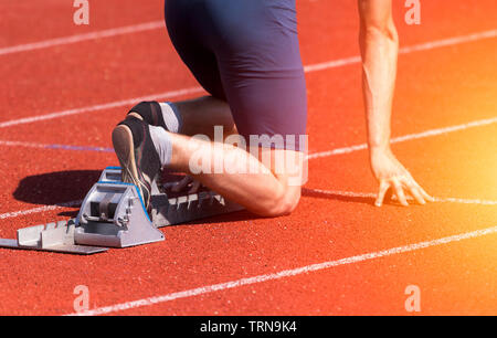 Läufer Vorbereitung auf Rennen am Start. Sonnigen Tag Stockfoto