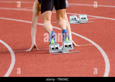 Läufer, die Vorbereitung für Rennen in Startlöchern Stockfoto