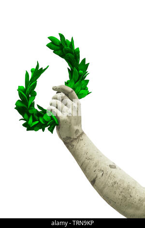 Hand hält eine grüne Lorbeerkranz - Bronzestatue auf weißem Hintergrund für einfache Auswahl - Erfolg und Ruhm Konzept Bild Stockfoto