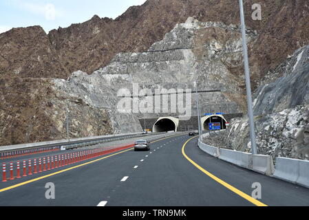 Neue Korfakan - Dubai, Sharjah, Ras Al Khaimah, Fujairah, Vereinigte Arabische Emirate, 4. Juni 2019. Enthalten viele Tunnel in den Bergen Stockfoto