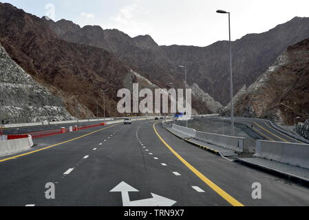 Neue Korfakan - Dubai, Sharjah, Ras Al Khaimah, Fujairah, Vereinigte Arabische Emirate, 4. Juni 2019. Enthalten viele Tunnel in den Bergen Stockfoto