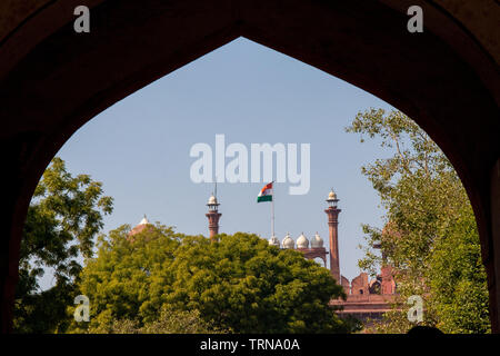 Red Fort in Delhi, Indien durch eine nach innen gewölbte Eingangstor gerahmt. Stockfoto