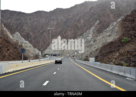 Neue Korfakan - Dubai, Sharjah, Ras Al Khaimah, Fujairah, Vereinigte Arabische Emirate, 4. Juni 2019. Enthalten viele Tunnel in den Bergen Stockfoto