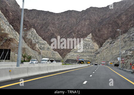 Neue Korfakan - Dubai, Sharjah, Ras Al Khaimah, Fujairah, Vereinigte Arabische Emirate, 4. Juni 2019. Enthalten viele Tunnel in den Bergen Stockfoto