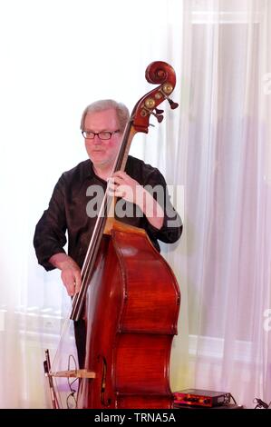 Andy überfüllt, Wassermühle Jazz Club, Dorking, Surrey, 28. Mai 2019. Schöpfer: Brian O'Connor. Stockfoto