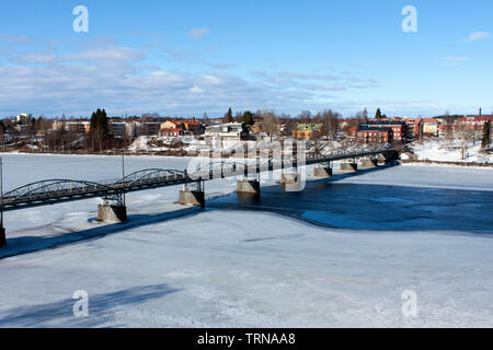 UMEA, SCHWEDEN AM 17. MÄRZ 2012. Ein Teil der Stadt und Fluss, die Brücke und die Gebäude in einem sonnigen Wintertag. Redaktionelle Verwendung. Stockfoto